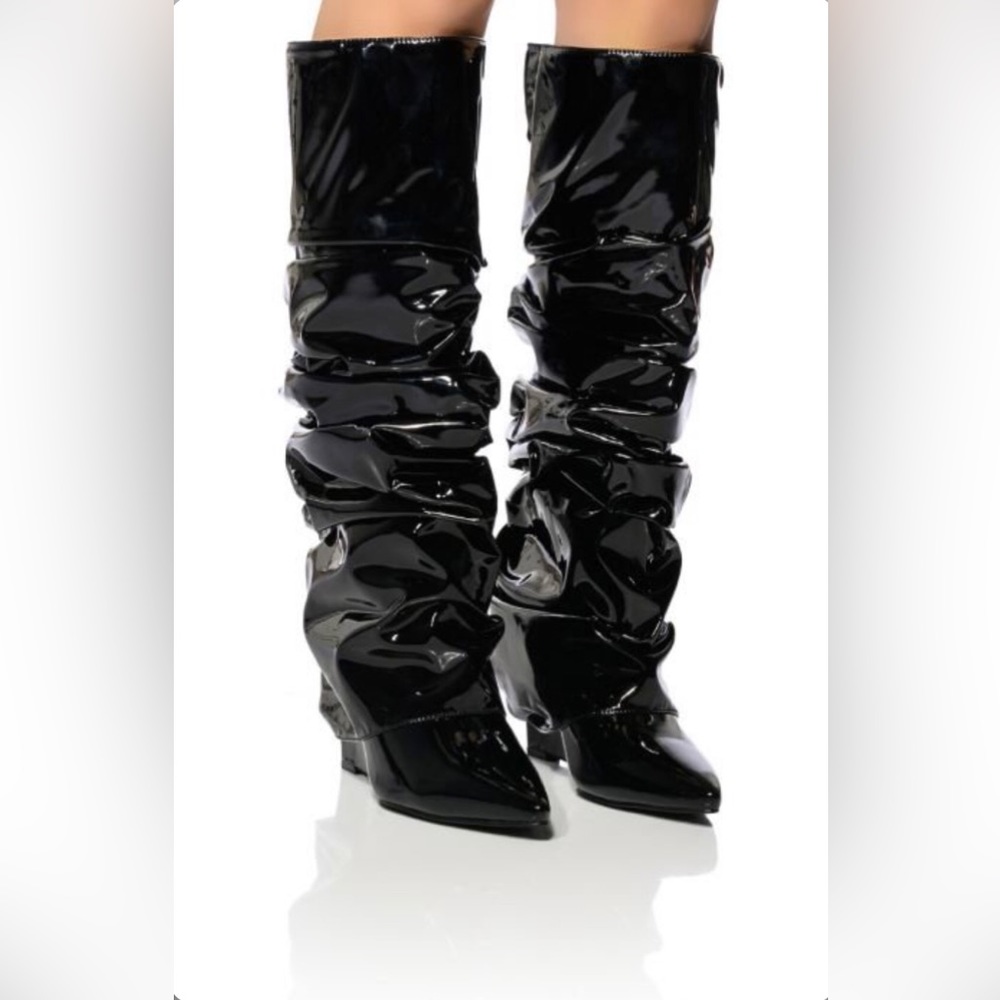 NWT AZALEA WANG SIF WEDGE BOOT IN BLACK. SIZE 8.5